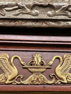 Ensemble console et miroir de style Empire.