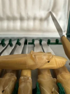Ensemble couteaux de table manche têtes de chien sculptées