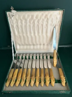 Ensemble couteaux de table manche têtes de chien sculptées