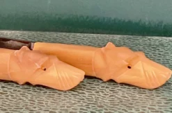 Ensemble couteaux de table manche têtes de chien sculptées