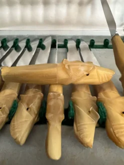 Ensemble couteaux de table manche têtes de chien sculptées