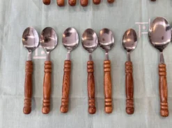 Ensemble couverts en bois vintage