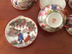 Ensemble de 8 anciennes tasses porcelaine fine japon et 2 sous tasses