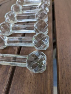 Ensemble de 6 anciens porte-couteaux en verre ou cristal à pointes de diamant