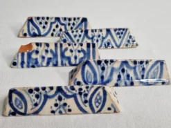 Ensemble de 5 anciens porte couteaux en céramique émaillée, artisanat marocain, 9,5 cm