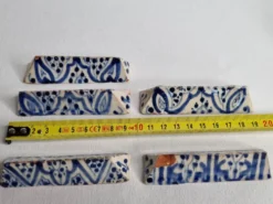 Ensemble de 5 anciens porte couteaux en céramique émaillée, artisanat marocain, 9,5 cm
