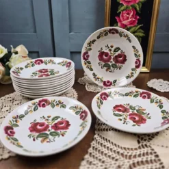 Ensemble de 12 assiettes creuses Moulin des Loups Ottawa – Fleurs bordeaux
