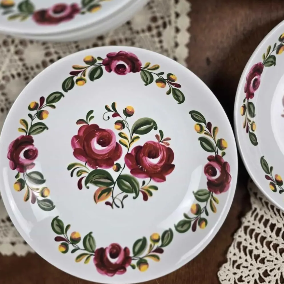 Ensemble de 12 assiettes creuses Moulin des Loups Ottawa – Fleurs bordeaux
