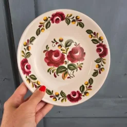 Ensemble de 12 assiettes creuses Moulin des Loups Ottawa – Fleurs bordeaux