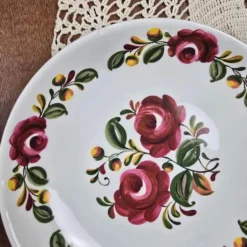 Ensemble de 12 assiettes creuses Moulin des Loups Ottawa – Fleurs bordeaux