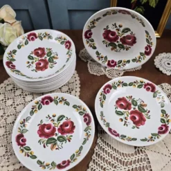 Ensemble de 12 assiettes creuses Moulin des Loups Ottawa – Fleurs bordeaux