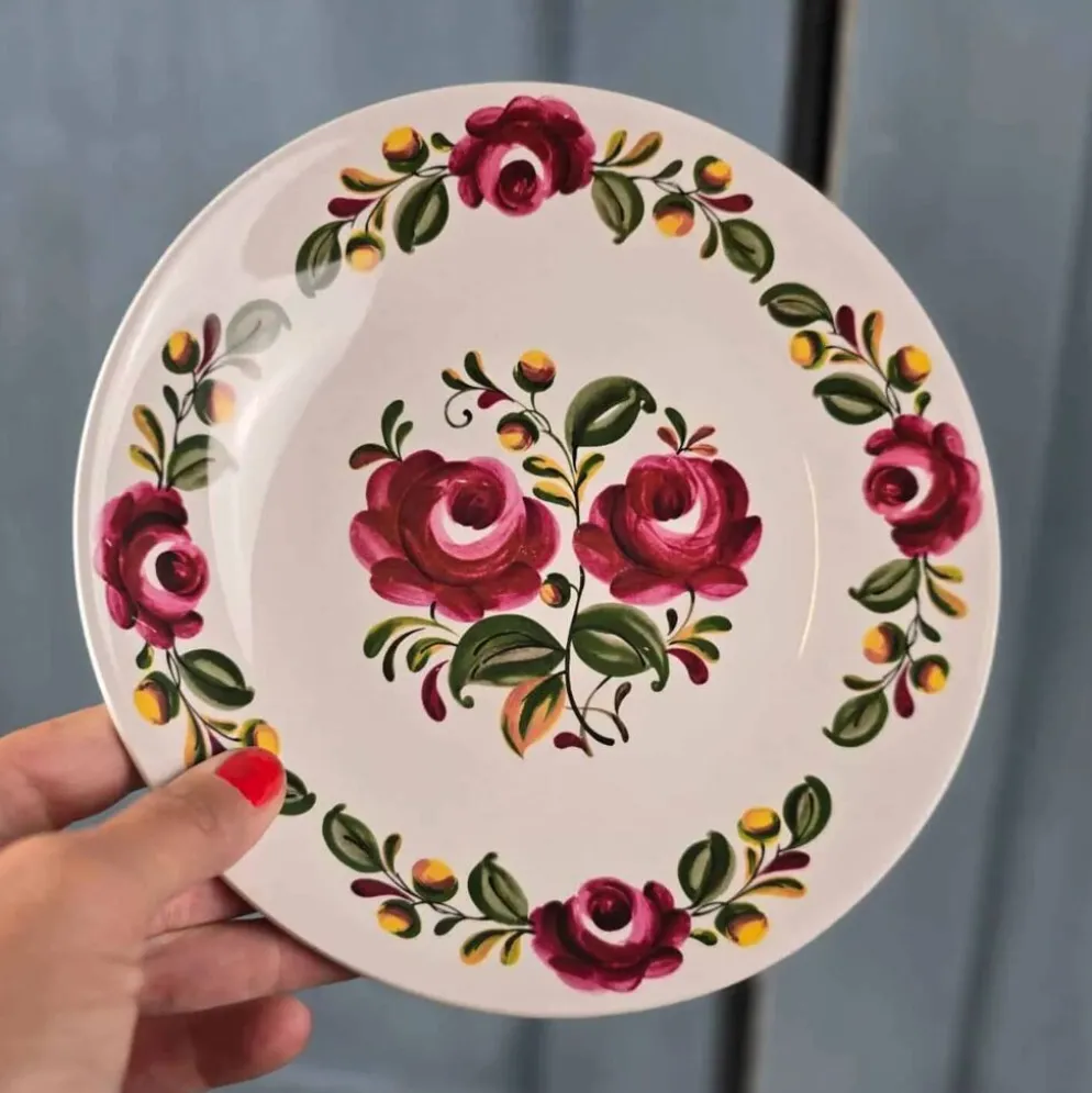 Ensemble de 12 assiettes creuses Moulin des Loups Ottawa – Fleurs bordeaux