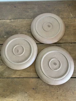 Ensemble de 3 assiettes à dessert anciennes. Grès du Marais