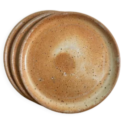Ensemble de 3 assiettes à dessert anciennes. Grès du Marais