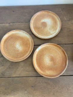 Ensemble de 3 assiettes à dessert anciennes. Grès du Marais