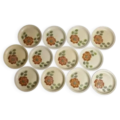 Ensemble de 12 assiettes à dessert à décor de fleurs, atelier d'art du Revernay, 20 cm