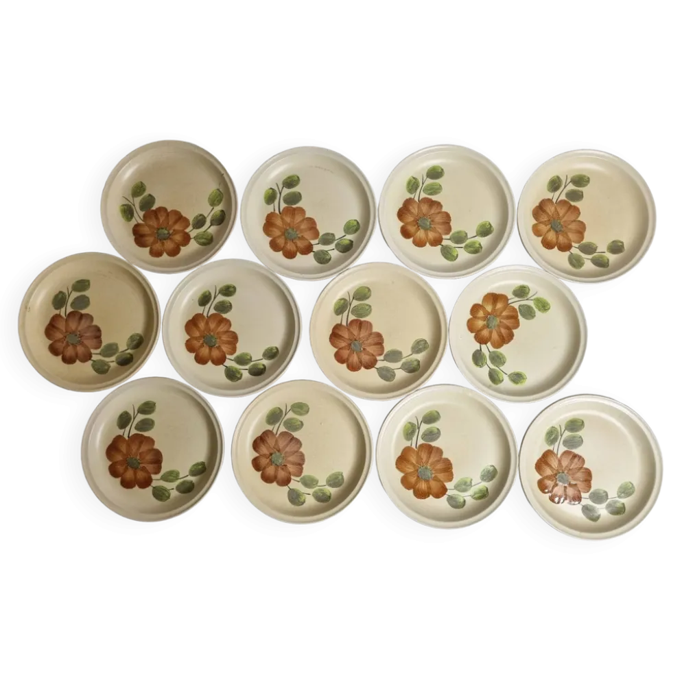 Ensemble de 12 assiettes à dessert à décor de fleurs, atelier d'art du Revernay, 20 cm