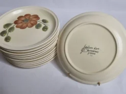 Ensemble de 12 assiettes à dessert à décor de fleurs, atelier d'art du Revernay, 20 cm