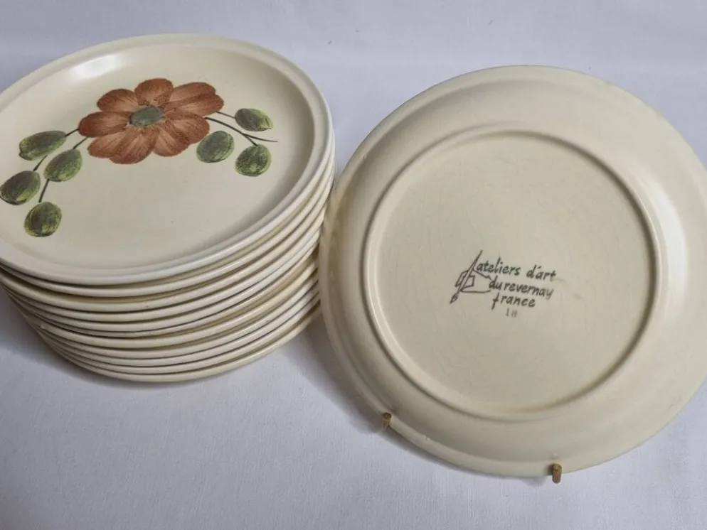 Ensemble de 12 assiettes à dessert à décor de fleurs, atelier d'art du Revernay, 20 cm