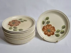 Ensemble de 12 assiettes à dessert à décor de fleurs, atelier d'art du Revernay, 20 cm