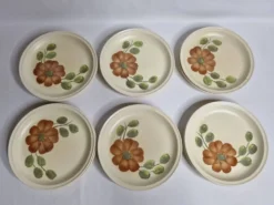 Ensemble de 12 assiettes à dessert à décor de fleurs, atelier d'art du Revernay, 20 cm