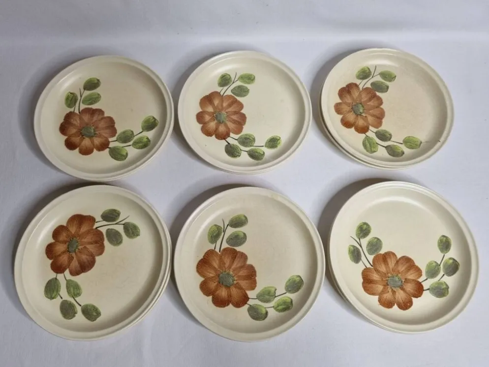 Ensemble de 12 assiettes à dessert à décor de fleurs, atelier d'art du Revernay, 20 cm