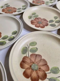 Ensemble de 12 assiettes à dessert à décor de fleurs, atelier d'art du Revernay, 20 cm