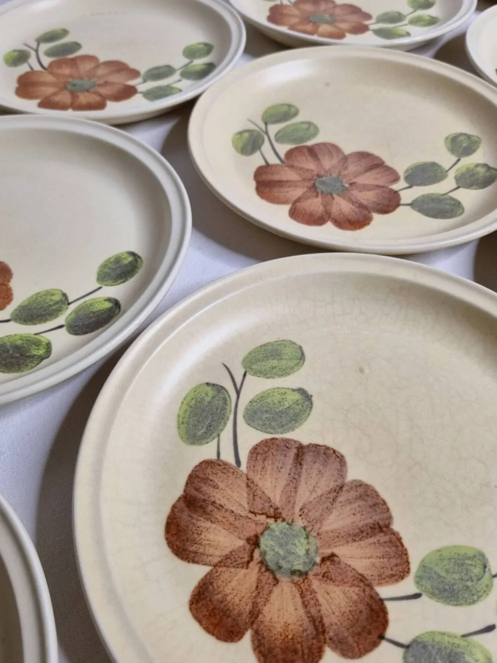 Ensemble de 12 assiettes à dessert à décor de fleurs, atelier d'art du Revernay, 20 cm