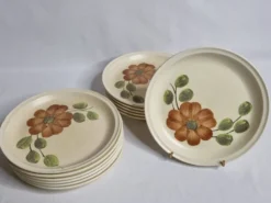 Ensemble de 12 assiettes à dessert à décor de fleurs, atelier d'art du Revernay, 20 cm
