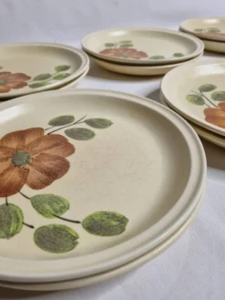 Ensemble de 12 assiettes à dessert à décor de fleurs, atelier d'art du Revernay, 20 cm
