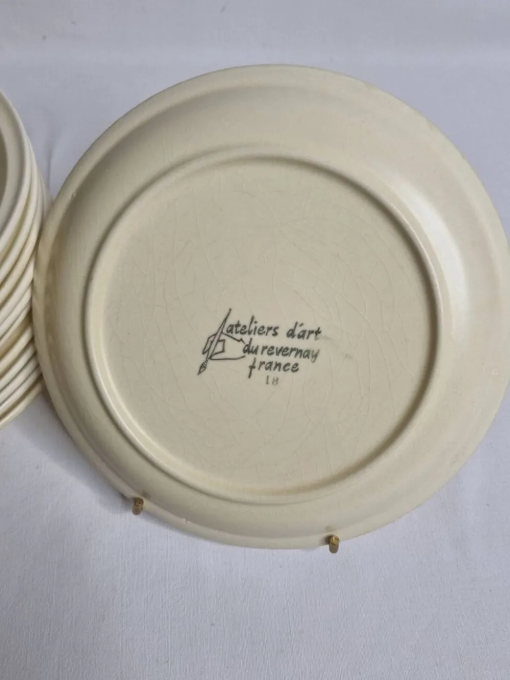 Ensemble de 12 assiettes à dessert à décor de fleurs, atelier d'art du Revernay, 20 cm