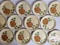 Ensemble de 12 assiettes à dessert à décor de fleurs, atelier d'art du Revernay, 20 cm