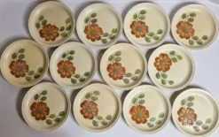 Ensemble de 12 assiettes à dessert à décor de fleurs, atelier d'art du Revernay, 20 cm