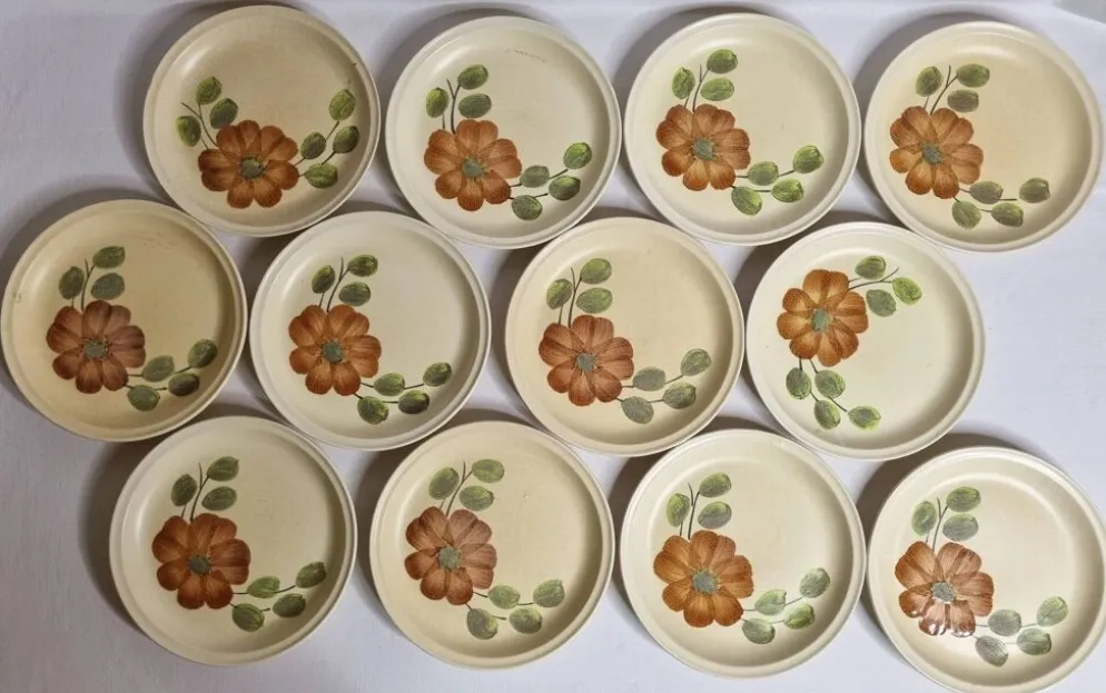 Ensemble de 12 assiettes à dessert à décor de fleurs, atelier d'art du Revernay, 20 cm
