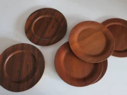 Ensemble de 12 assiettes en contreplaqué de rosewood et teck par Morsbak, Danemark, années 1960.