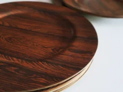 Ensemble de 12 assiettes en contreplaqué de rosewood et teck par Morsbak, Danemark, années 1960.