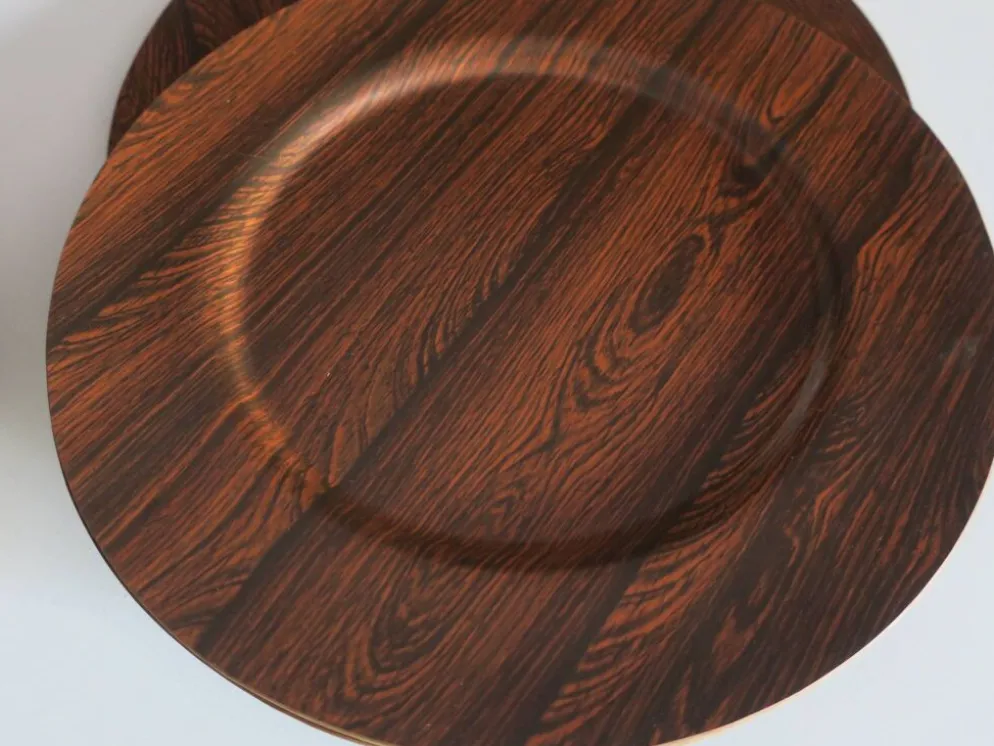 Ensemble de 12 assiettes en contreplaqué de rosewood et teck par Morsbak, Danemark, années 1960.