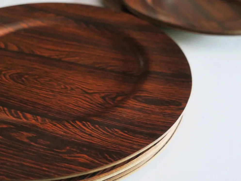 Ensemble de 12 assiettes en contreplaqué de rosewood et teck par Mossback, Danemark, années 1960.