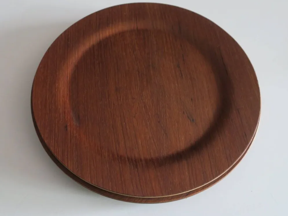 Ensemble de 12 assiettes en contreplaqué de rosewood et teck par Mossback, Danemark, années 1960.