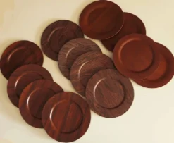 Ensemble de 12 assiettes en contreplaqué de rosewood et teck par Mossback, Danemark, années 1960.