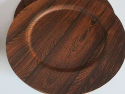 Ensemble de 12 assiettes en contreplaqué de rosewood et teck par Mossback, Danemark, années 1960.
