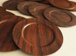Ensemble de 12 assiettes en contreplaqué de rosewood et teck par Mossback, Danemark, années 1960.