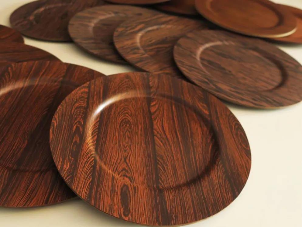Ensemble de 12 assiettes en contreplaqué de rosewood et teck par Mossback, Danemark, années 1960.