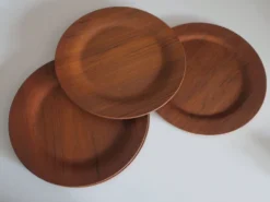 Ensemble de 12 assiettes en contreplaqué de rosewood et teck par Mossback, Danemark, années 1960.