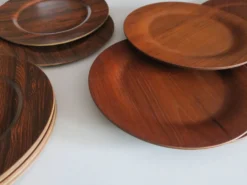 Ensemble de 12 assiettes en contreplaqué de rosewood et teck par Mossback, Danemark, années 1960.