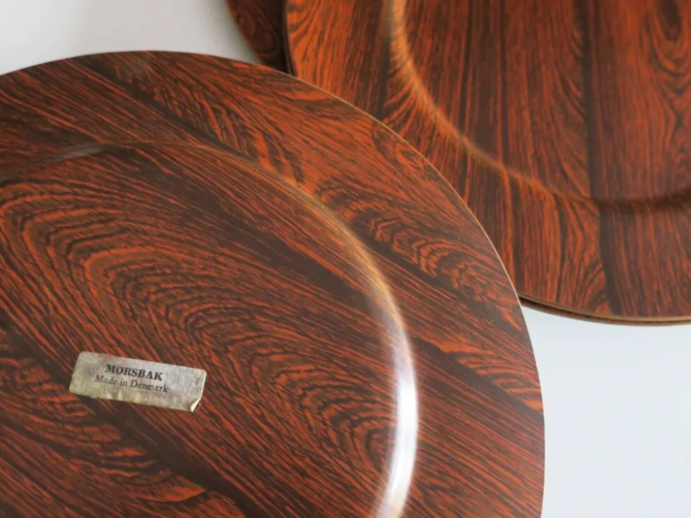 Ensemble de 12 assiettes en contreplaqué de rosewood et teck par Mossback, Danemark, années 1960.