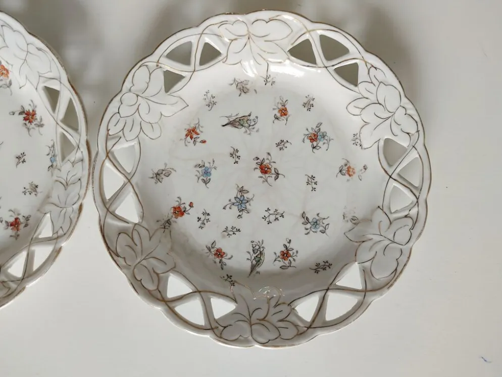 Ensemble de 4 assiettes fleuries ajourées
