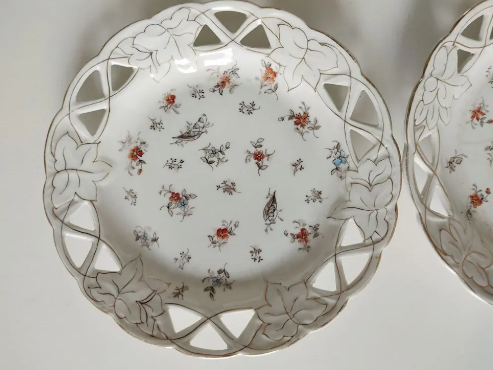 Ensemble de 4 assiettes fleuries ajourées