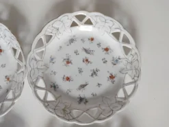 Ensemble de 4 assiettes fleuries ajourées