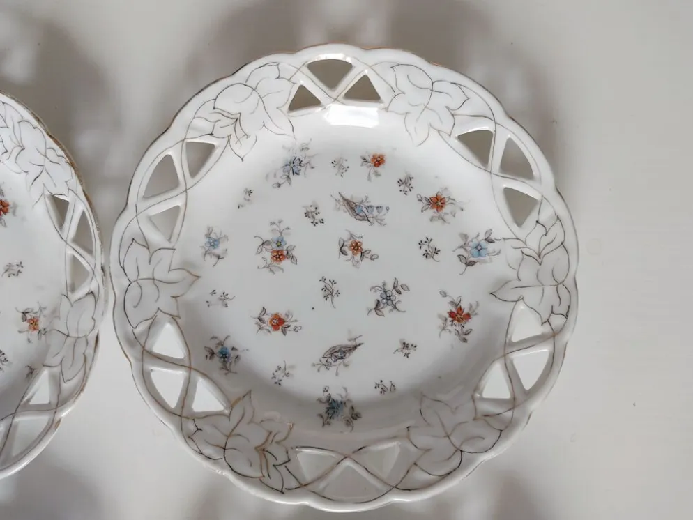 Ensemble de 4 assiettes fleuries ajourées